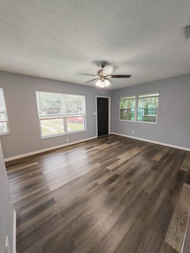 Building Photo - Charming 2-Bedroom Duplex Near Fossil Park...