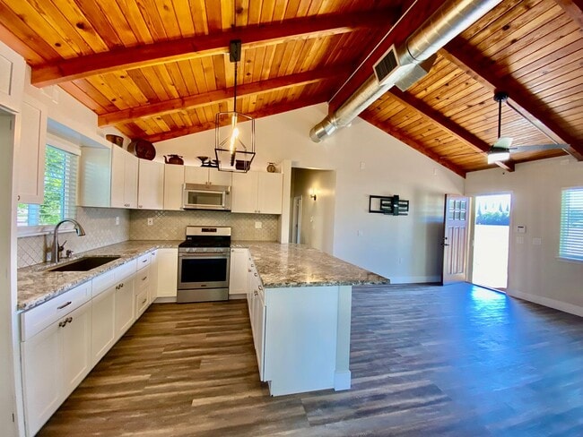 Building Photo - Magnificent Views – 2 Bed, 1 Bath Gem – A ...
