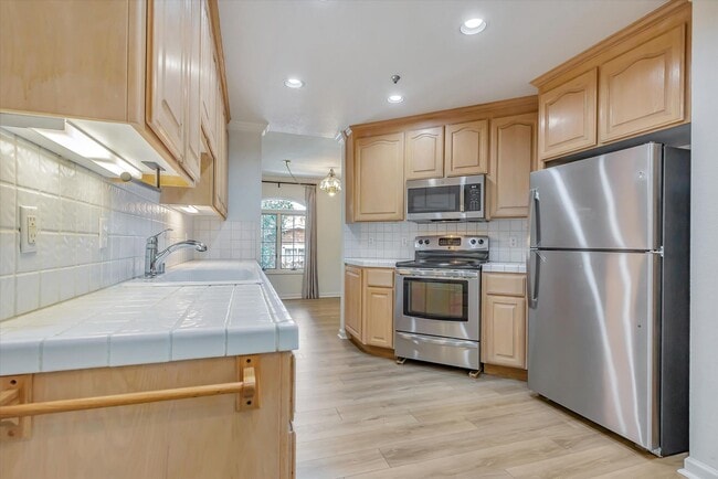 Building Photo - Spacious Townhome in Palo Alto