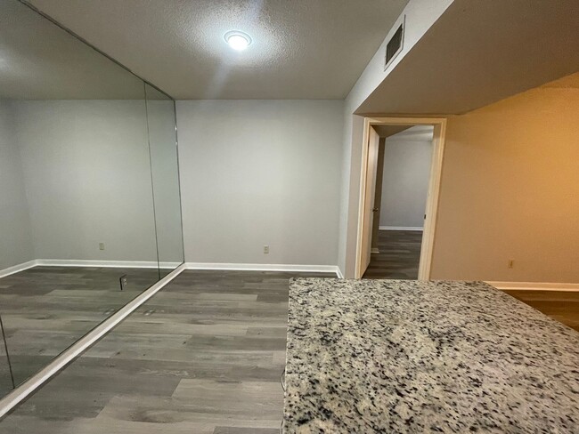 Building Photo - AUGUST MOVE IN - 2 Bedroom 2 Bathroom on t...