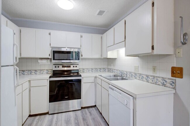 Building Photo - 7945 Parklane Ct