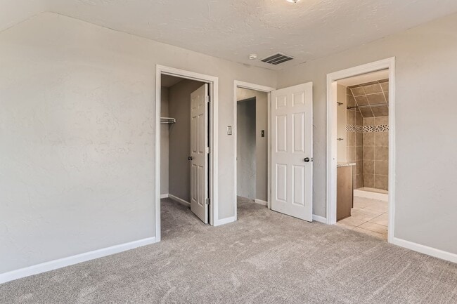 Building Photo - Stunning 4 bedroom, 4 bathroom home near Sloan's Lake!