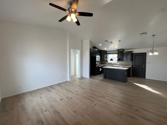 Building Photo - NEWER 3 BEDROOM HOME!