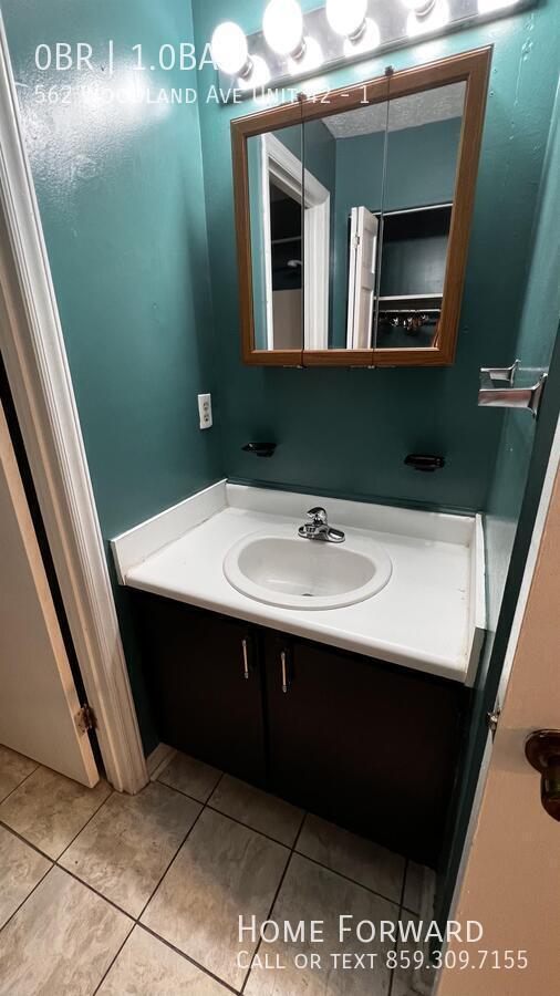 Building Photo - 562 Woodland Ave