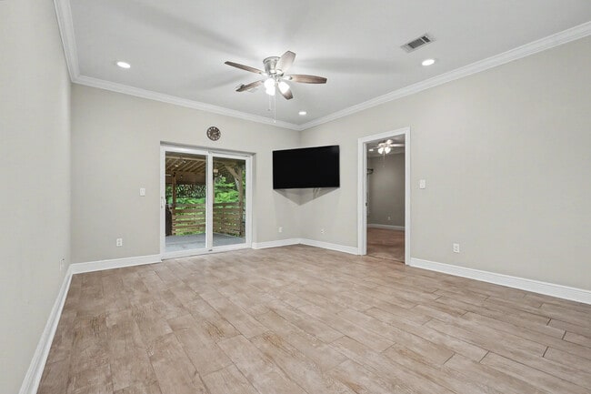 Building Photo - 490 Soundview Ct