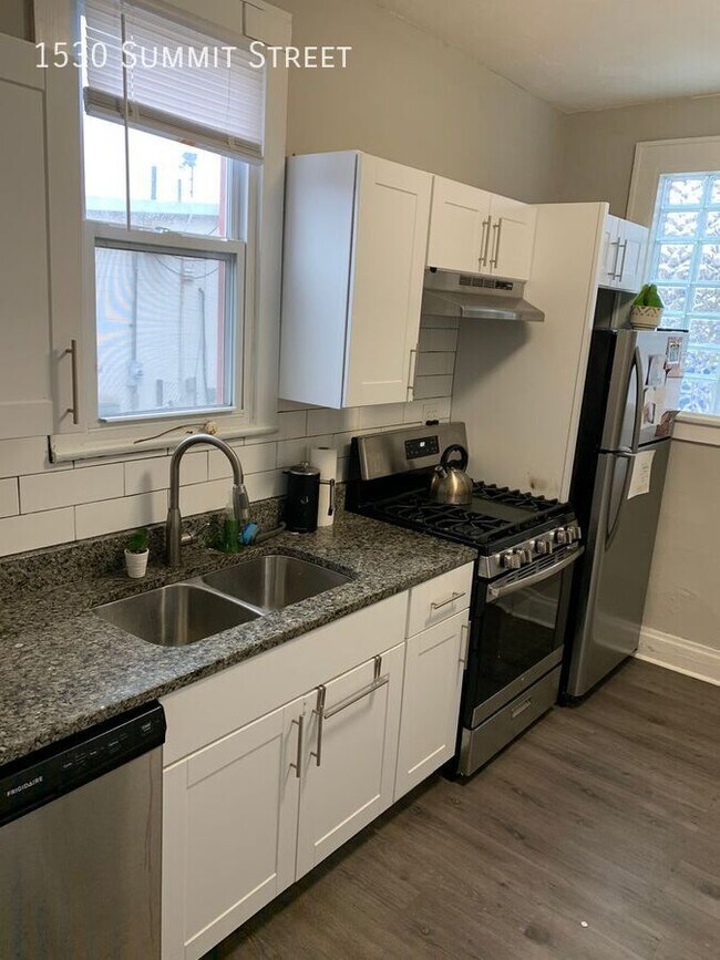 Building Photo - 1530 Summit St