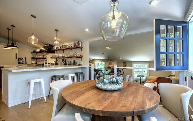 Building Photo - 96 Kings Hwy N