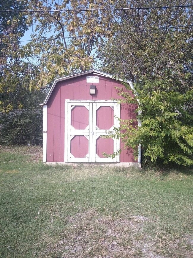 Building Photo - Cozy 2-Bedroom Home with Large Yard & Stor...