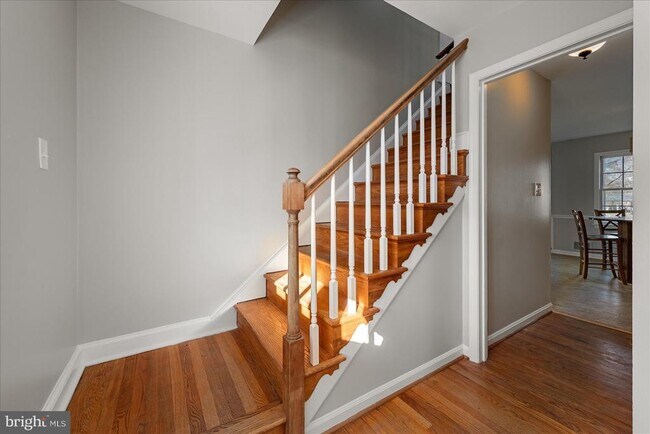 Building Photo - 641 W Country Club Dr