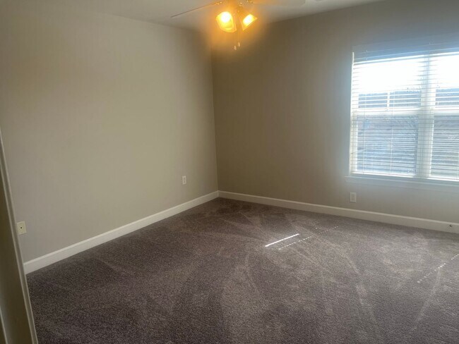 Building Photo - Great Townhome!