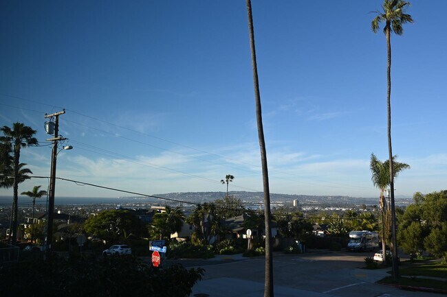 Building Photo - Beautiful Home with Gorgeous Views