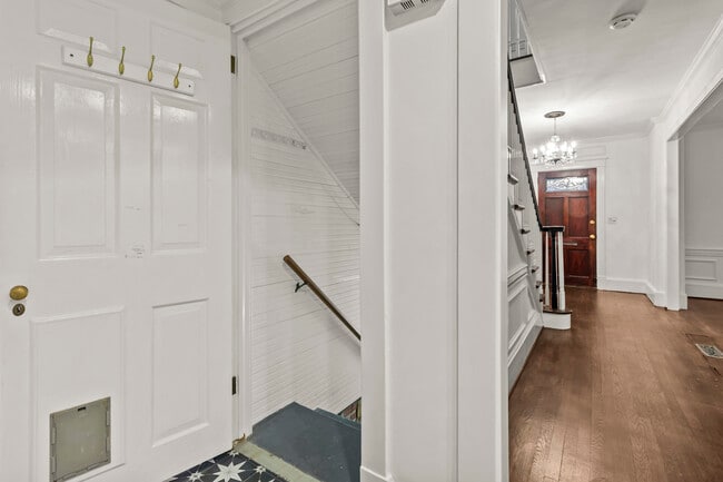 Building Photo - 1502 Tryon Rd