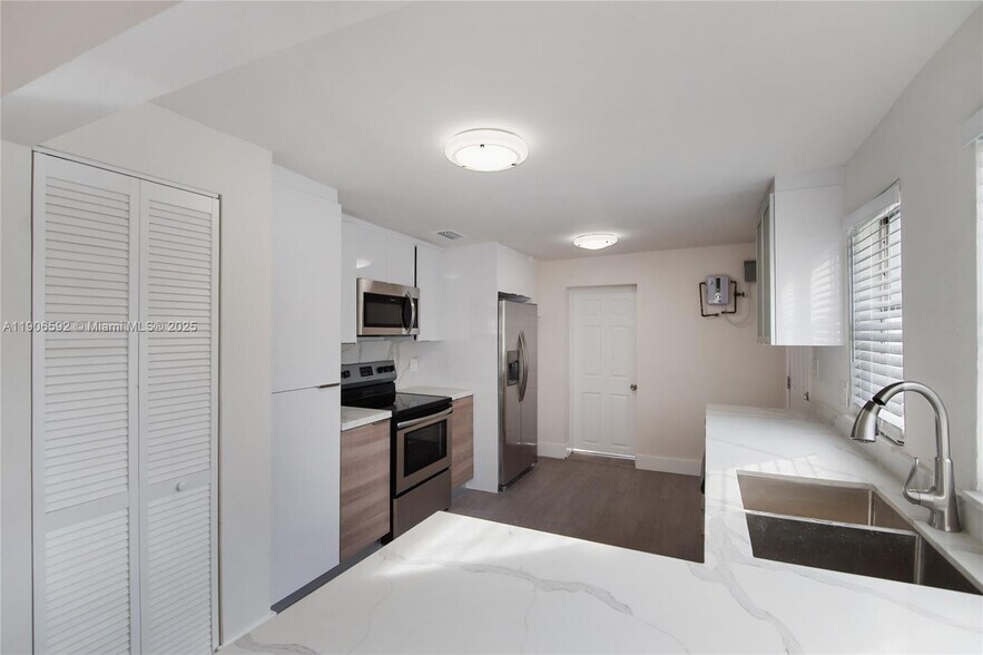 Building Photo - 522 NW 47th Ter