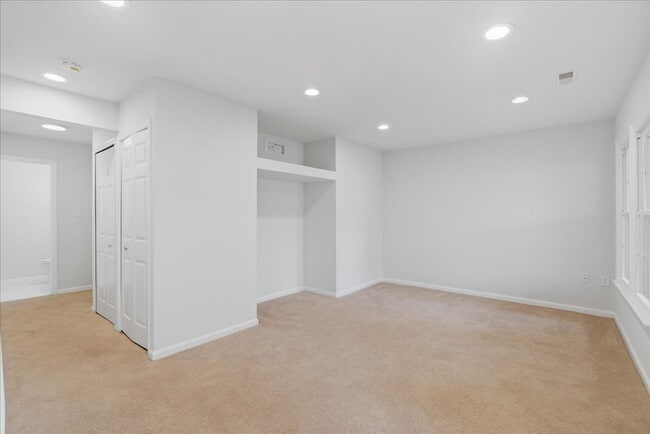 Building Photo - Welcome home to this beautifully updated and move-in-ready 3-bedroom, 3.5-bath townhouse