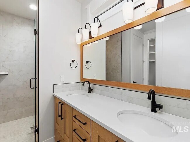 Building Photo - 3220 S Sedgebrook Ln