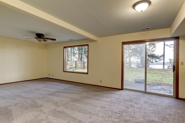 Building Photo - 3 Bedroom 2.5 bathroom nestled in woods with water view