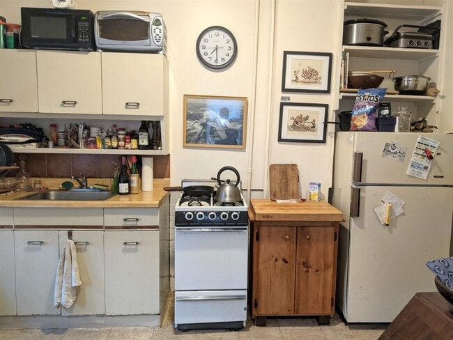 Building Photo - 2 Evergreen Sq