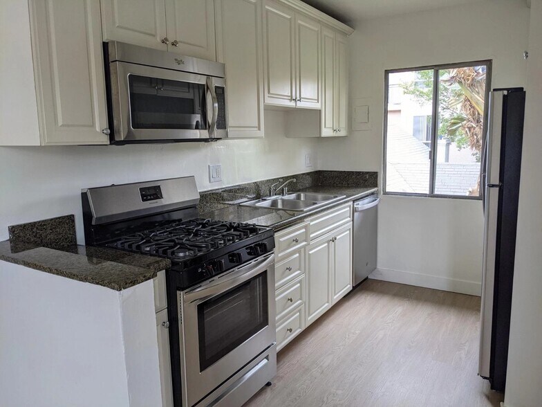 Building Photo - 1248 N Las Palmas Ave