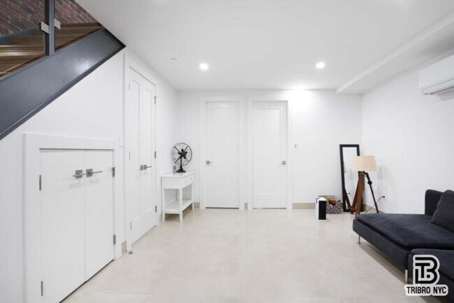 Building Photo - 3 bedroom in BROOKLYN NY 11205