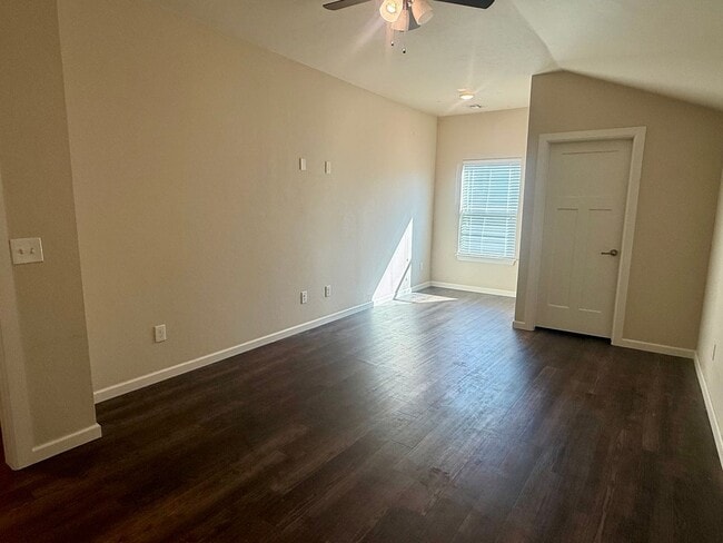 Building Photo - Large 3 Bed, 2 Bath in Beautifully Well-Maintained Neighborhood