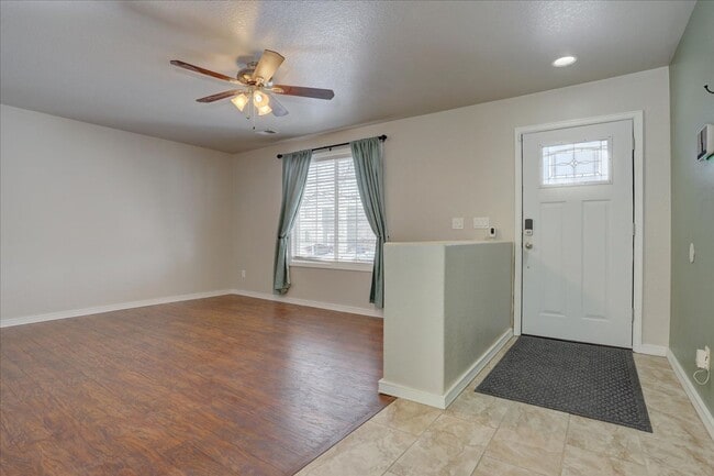Building Photo - Updated 3bed/2bath on private culdesac in Thornton!!