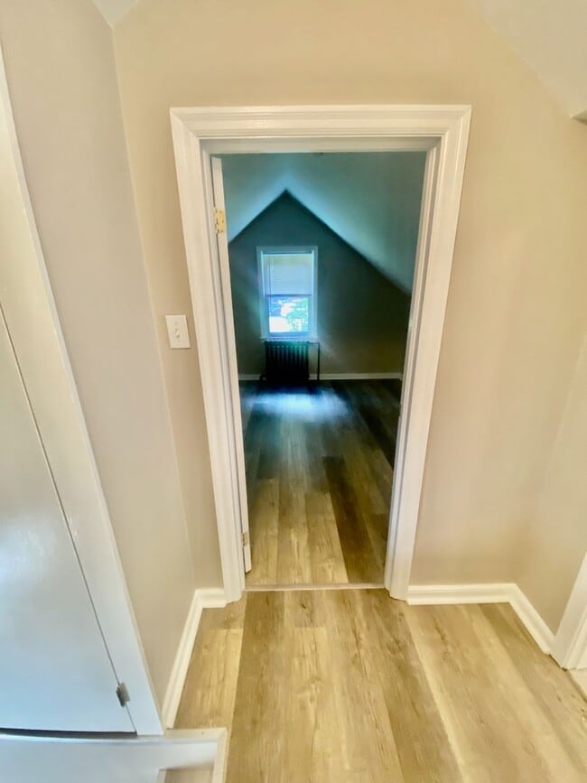 Building Photo - SPACIOUS 4 BED/2 BATH HOUSE-Luxury Vinyl F...