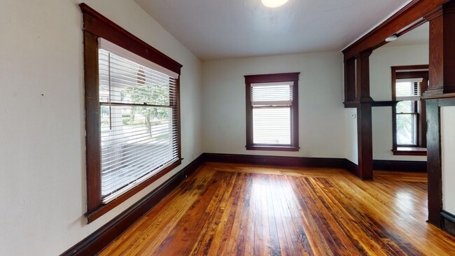 Building Photo - 127 Shepard St