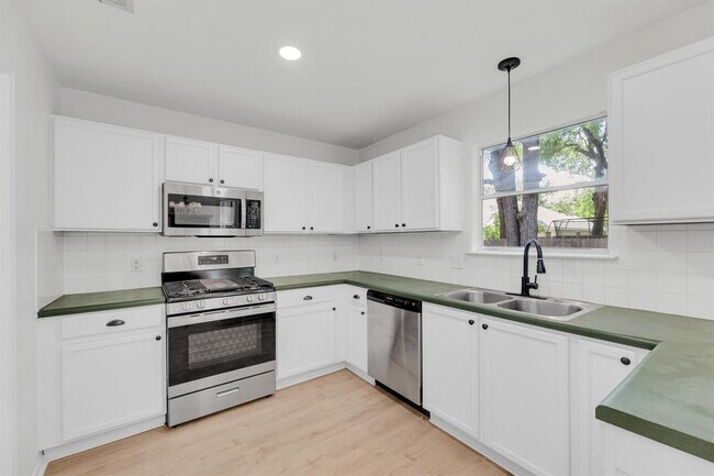 Building Photo - 104 Presidio Dr