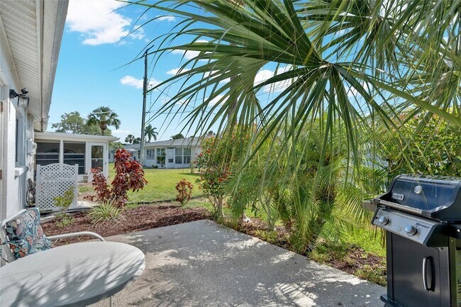 Building Photo - 5996 Hibiscus Dr