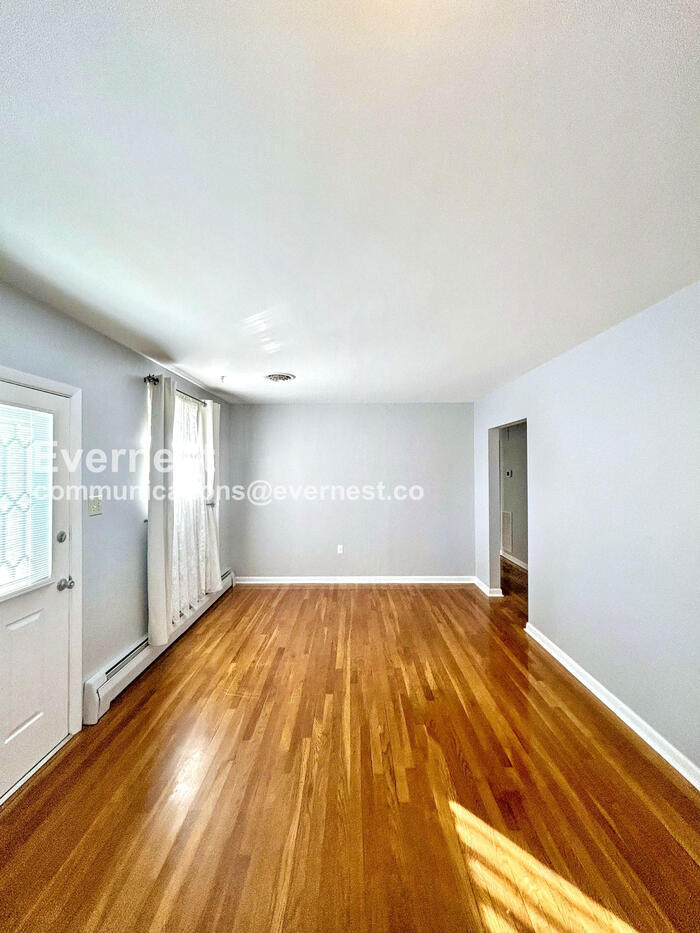 Building Photo - 2116 Oakwood Ln