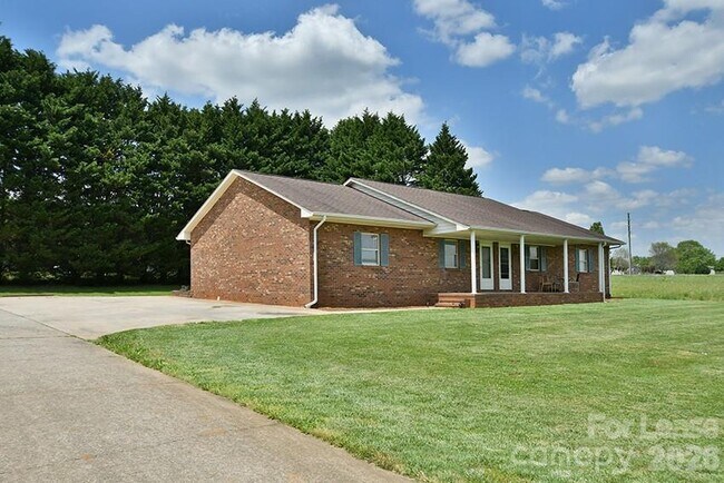 Building Photo - 152 Glen-Gar Dr