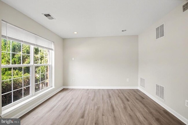 Building Photo - 100 Meadows Ln