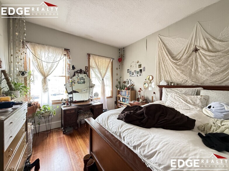 Building Photo - 77 Easton St