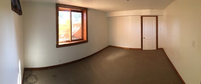 Building Photo - Two blocks from campus Utilities included