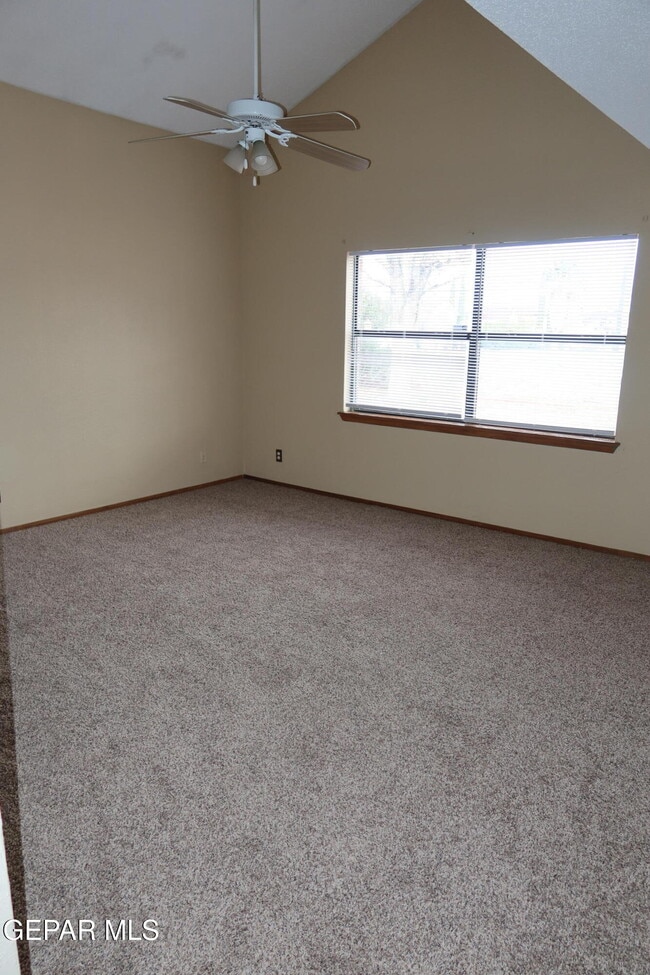 Building Photo - 1137 W Bend Ln