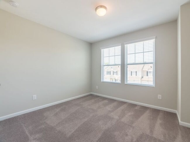 Building Photo - Beautiful 3BD/2.5BTH End Unit Townhome in ...
