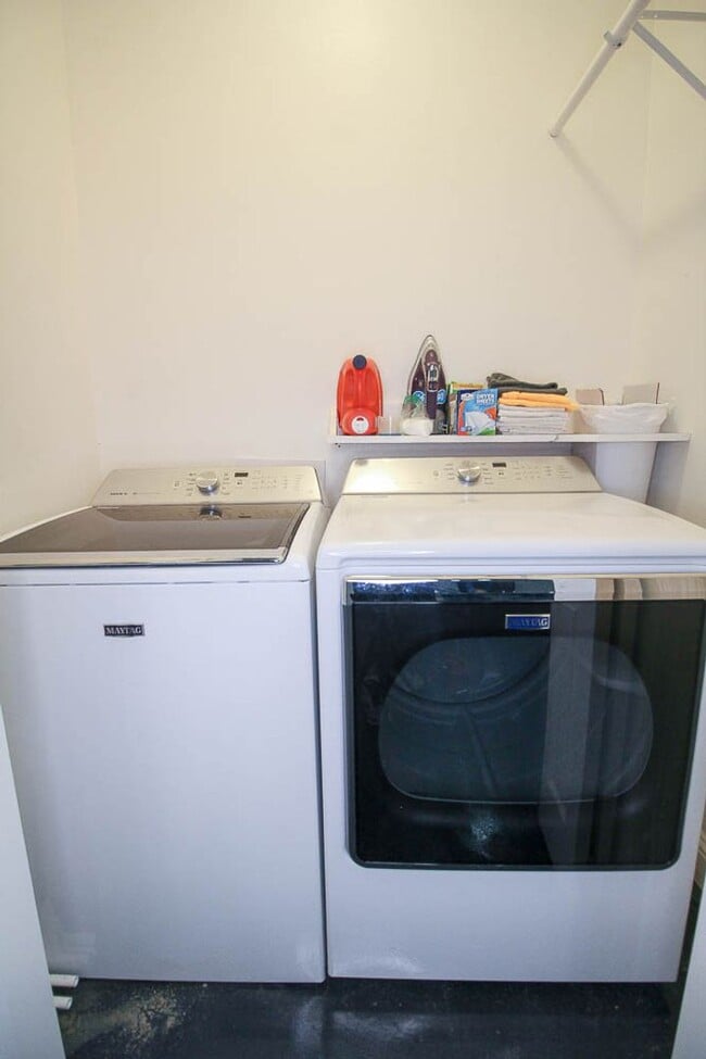 Building Photo - Furnished and utilities included!  1 bedro...