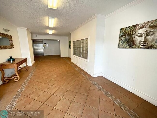 Building Photo - 711 N Pine Island Rd