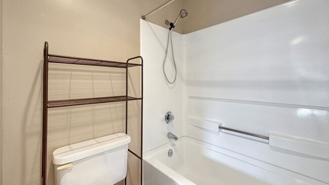 Building Photo - Sweet 1/1 condo with tons of amenities and a great location in Emeryville!