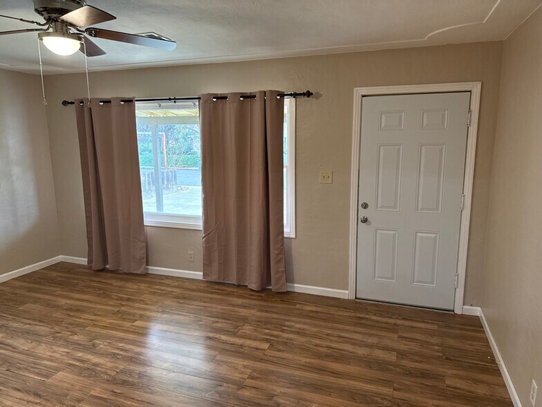 Building Photo - 1690 Almond Ave