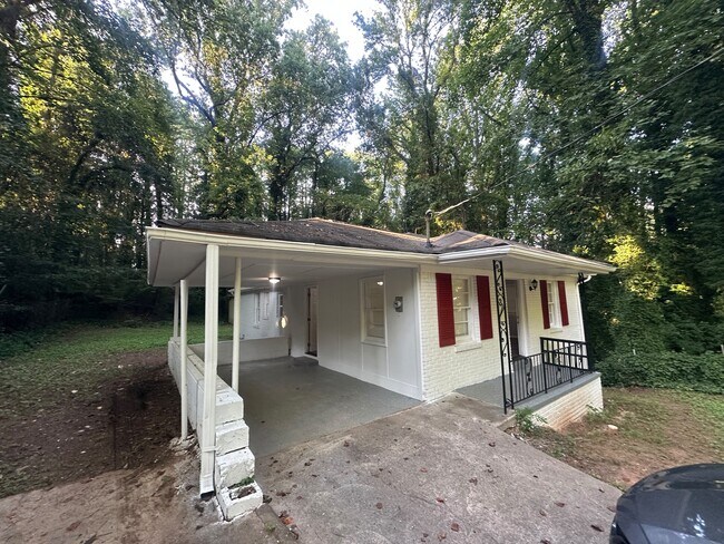 Building Photo - 400 Greenhill Way SW