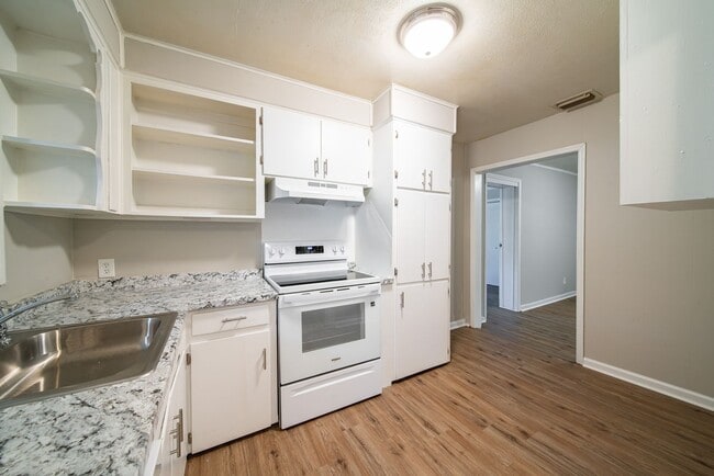Building Photo - Beautifully Updated Corner Lot Home!