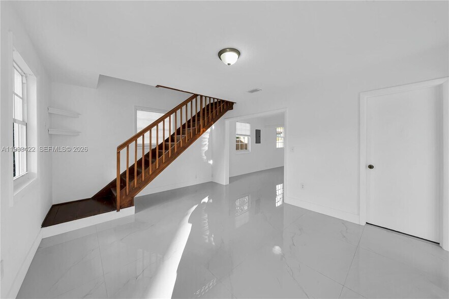 Building Photo - 2731 SW 24th St