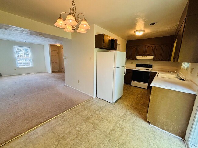 Building Photo - 2 Bedroom, 1.5 Bath Townhouse