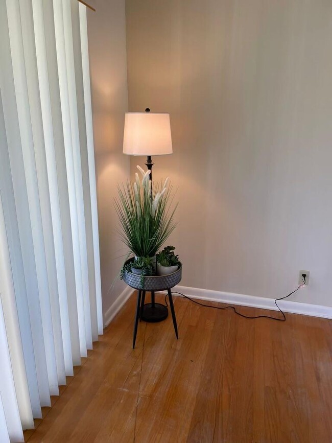 Building Photo - 101 N Lakeside Dr