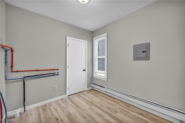 Building Photo - 3010 Daisy Ave