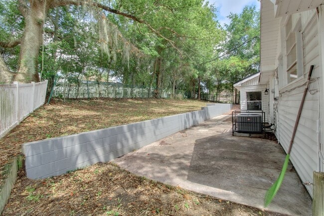 Building Photo - 8875 Lake Florence Blvd