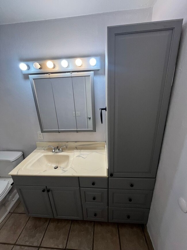 Building Photo - Cozy 1 Bedroom Condo with Walk-In Closet &...