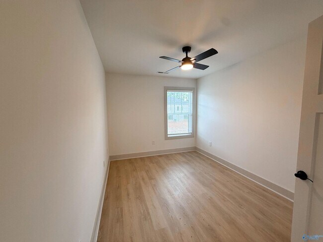 Building Photo - 18 Whispering Oak Dr SW