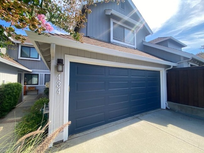 Building Photo - 434 Creekside Ln